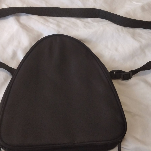 New Balance Triangle Shaped Shoulder Bag - Picture 2 of 3